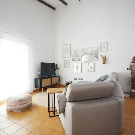 Beautiful Spacious With Private Heated Pool In Лахарес