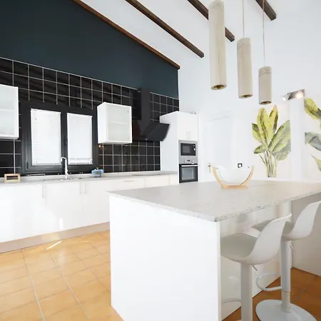 Вилла Beautiful Spacious With Private Heated Pool In