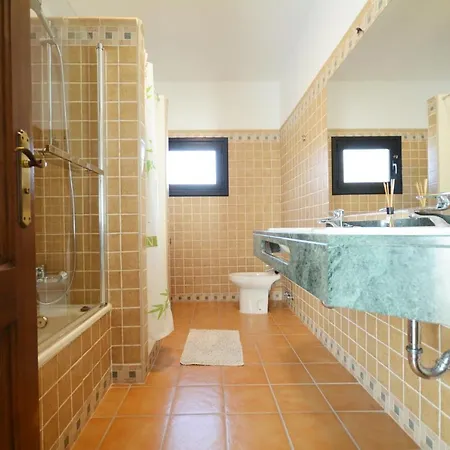 Beautiful Spacious With Private Heated Pool In Лахарес