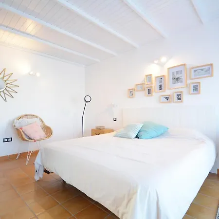 Вилла Beautiful Spacious With Private Heated Pool In Лахарес