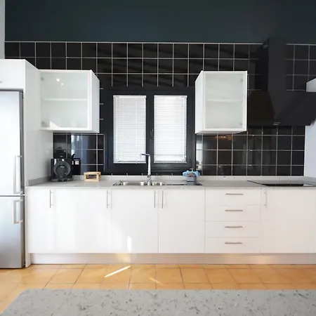 Beautiful Spacious With Private Heated Pool In Лахарес