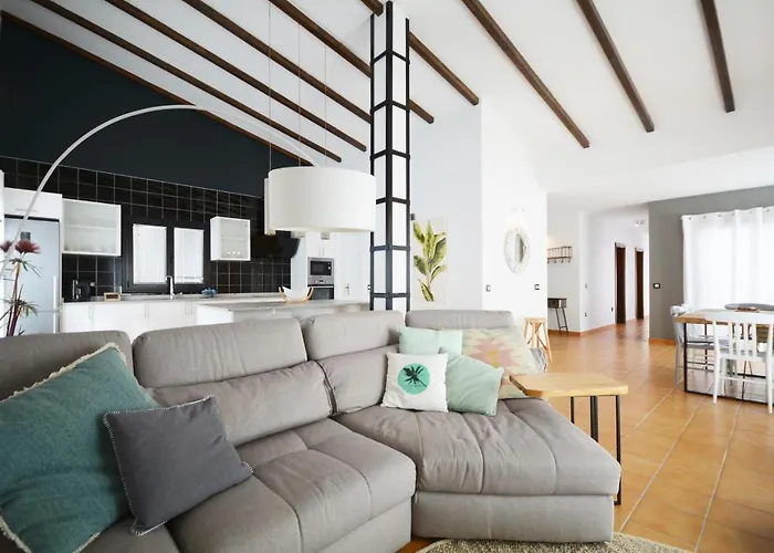 Beautiful Spacious With Private Heated Pool In Вилла