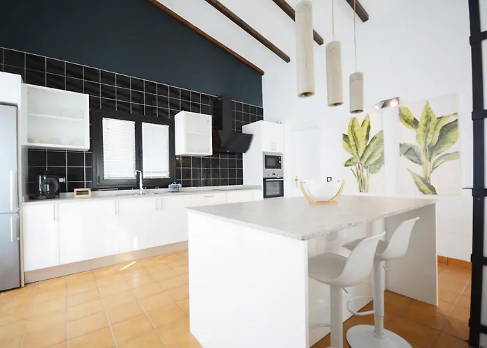 Вилла Beautiful Spacious With Private Heated Pool In