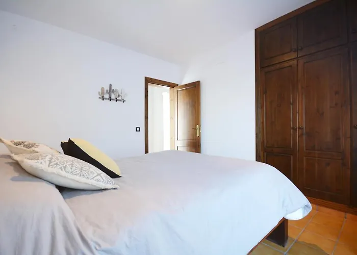 Вилла Beautiful Spacious With Private Heated Pool In