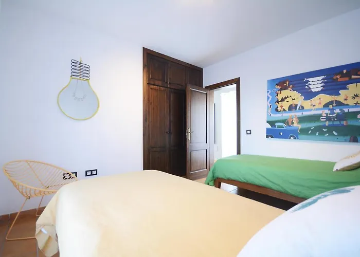 Вилла Beautiful Spacious With Private Heated Pool In