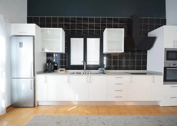 Beautiful Spacious With Private Heated Pool In Лахарес