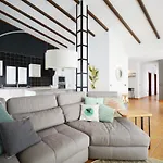 Beautiful Spacious With Private Heated Pool In 别墅
