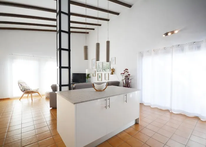 빌라 Beautiful Spacious With Private Heated Pool In *